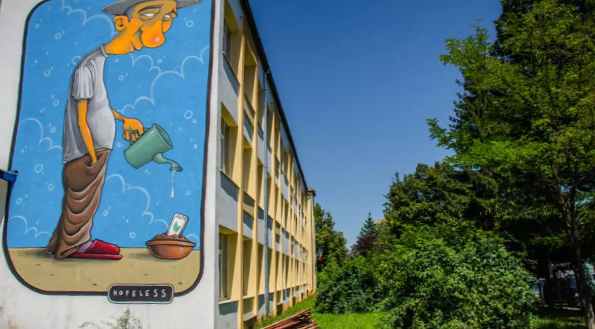 ”Circuitul de artă stradală” vrea să bată Piața Mare. Turiștii care ajung la Sibiu pot admira zeci de opere stradale