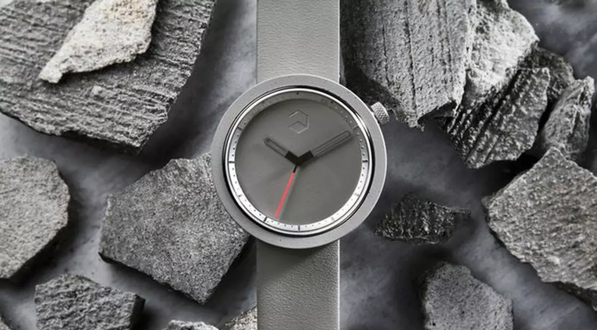 Masonic Watch, ceasul făcut din ciment