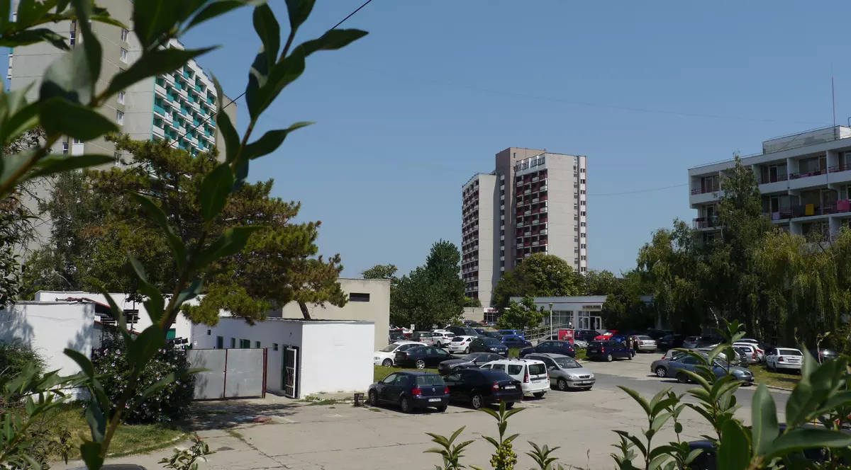 EXCLUSIV. Saturn, stațiunea aproape moartă. Hotelurile n-au mai văzut o vopsea de ani, magazinele au lacătele puse, la fel și multe dintre restaurante