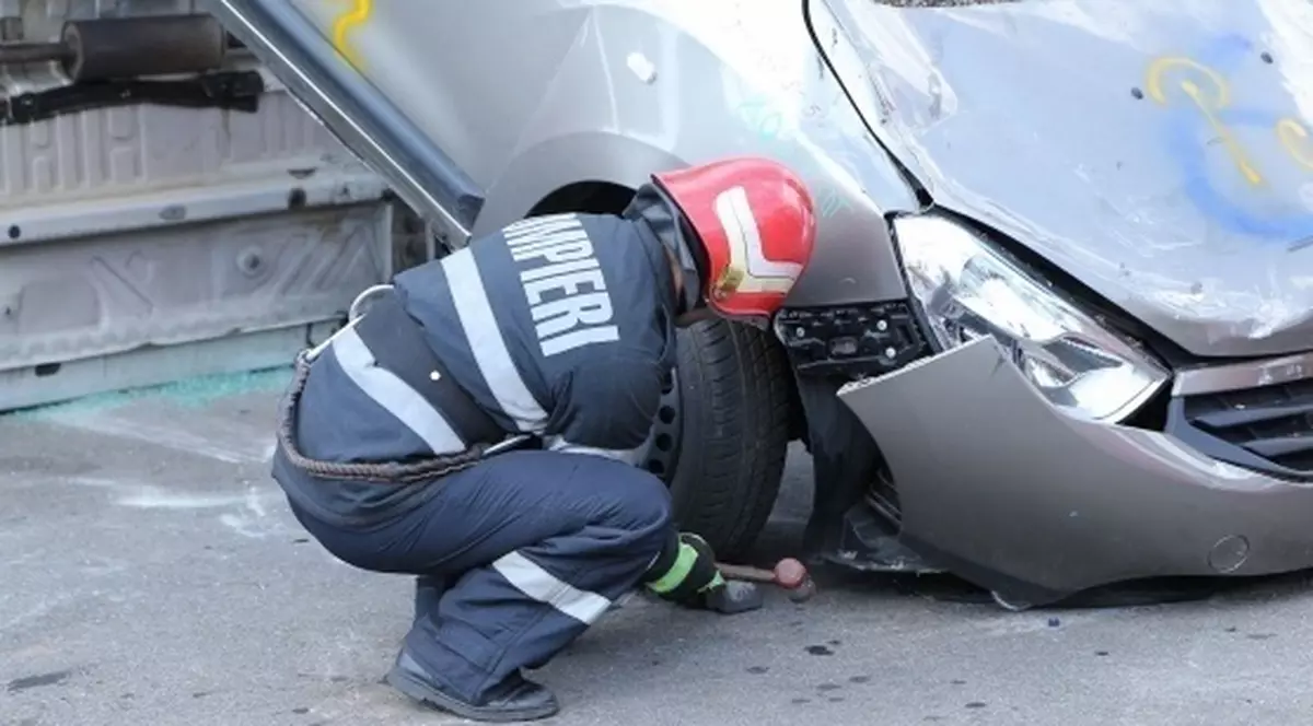 Un șofer fără permis auto s-a izbit cu mașina într-un cap de pod, în Prahova