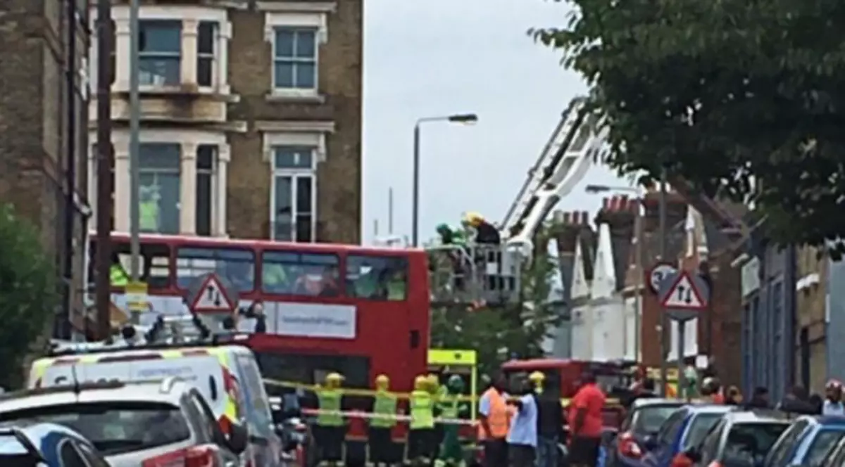 VIDEO | Un autobuz supraetajat a intrat într-un magazin din Londra. Mai multe persoane au fost rănite