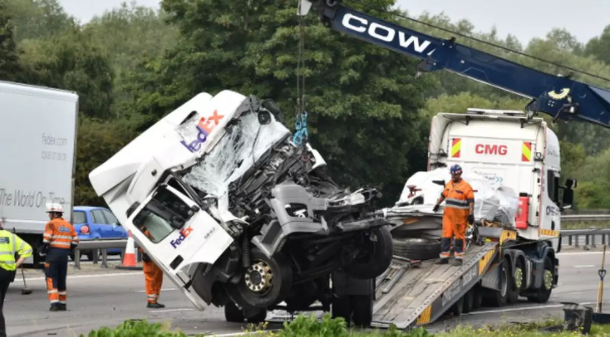 Accident grav în nordul Londrei, soldat cu opt morți. Doi șoferi au fost arestați