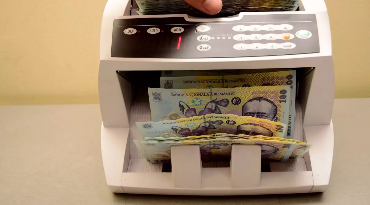 a furat din conturile clienților 750.000 lei în 5 ani