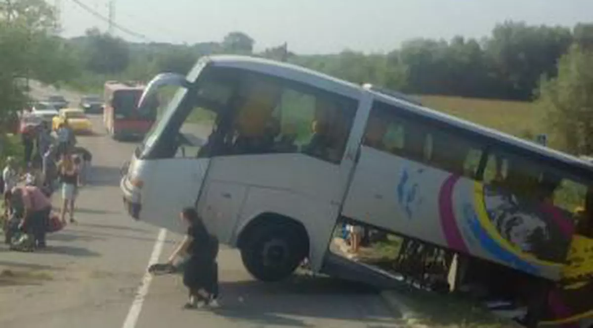 Autocar implicat într-un accident rutier, în județul Tulcea