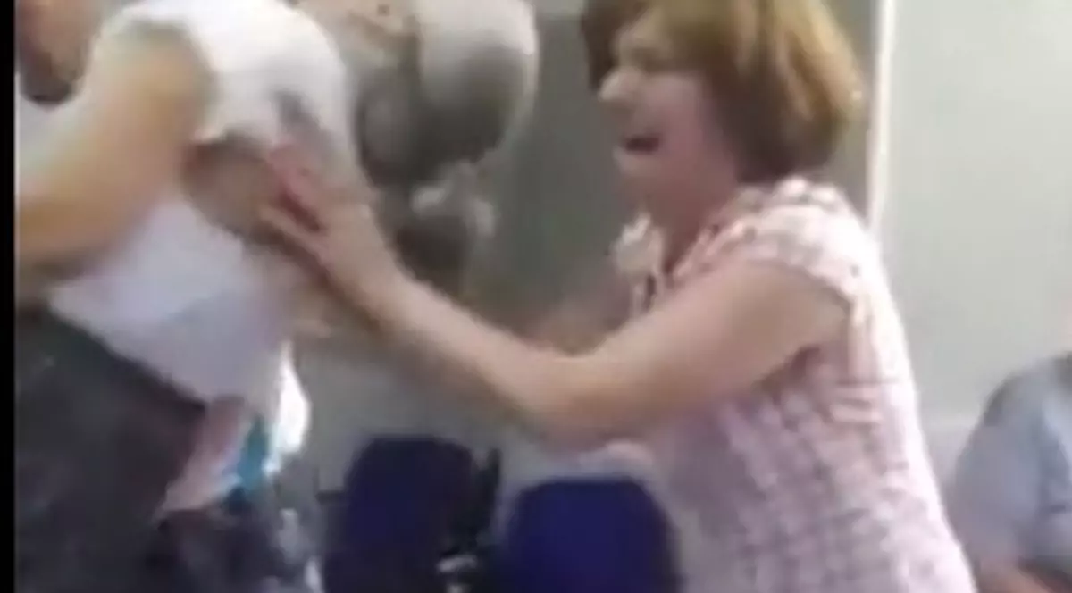 Bătrână leşinată, lăsată să aștepte pe holurile unui spital din Pitești