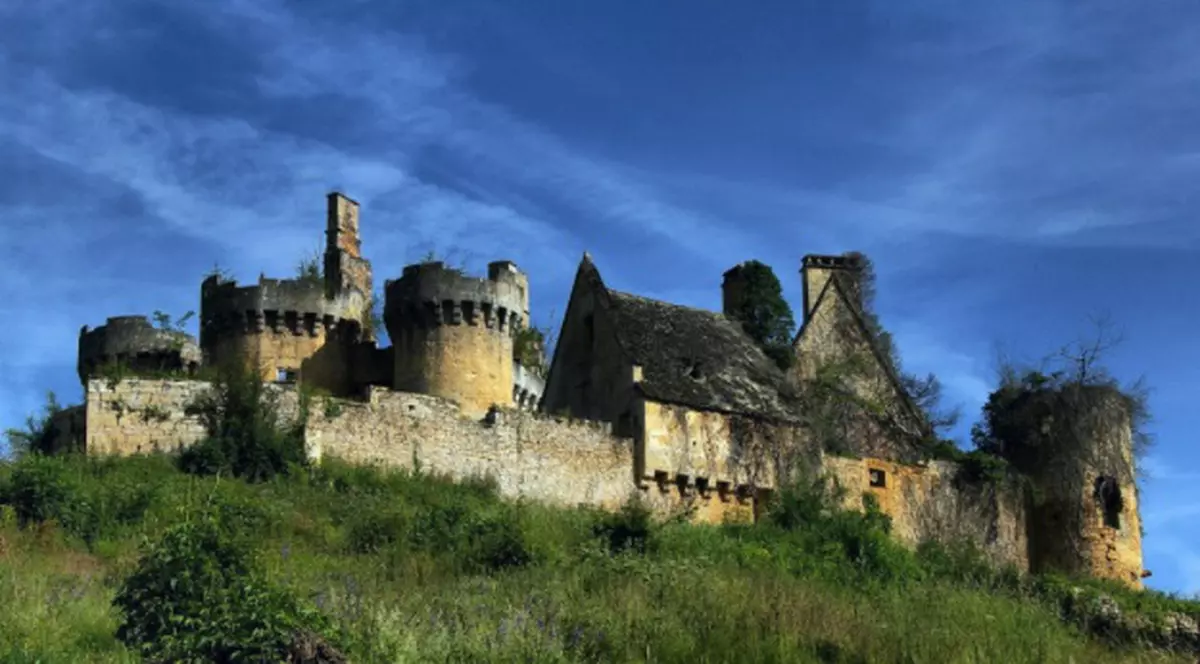 Un castel abandonat din Franța poate fi "cumpărat" pentru 50 de euro