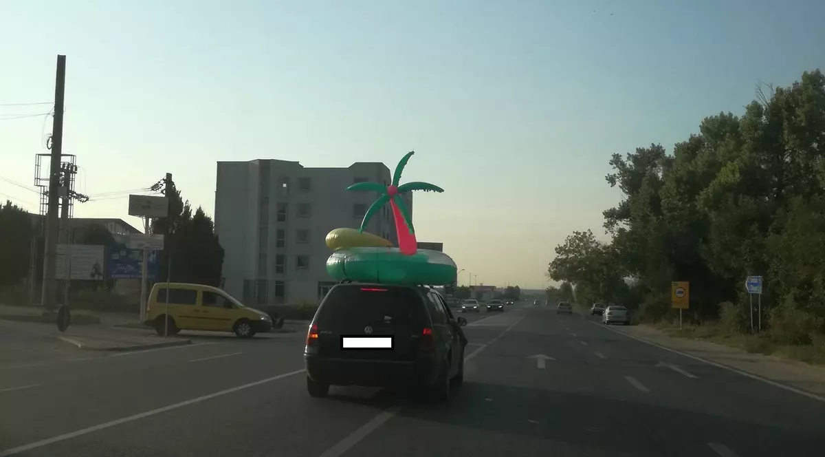 Tot Litoralul e o mare plajă! Când ajung la mare, turiștii par să uite că, uneori, trebuie să poarte haine