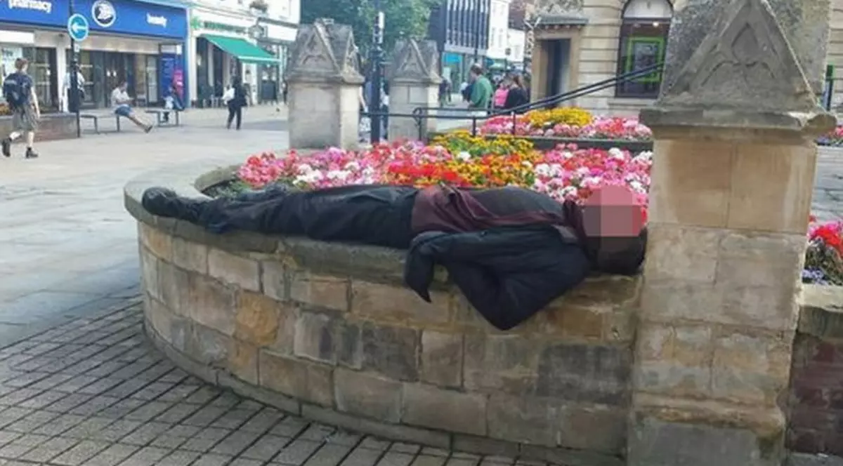 Fenomenul "The Walking Dead" | Imagini șocante dintr-un oraș britanic. Oamenii arată ca niște zombi din cauza unui drog