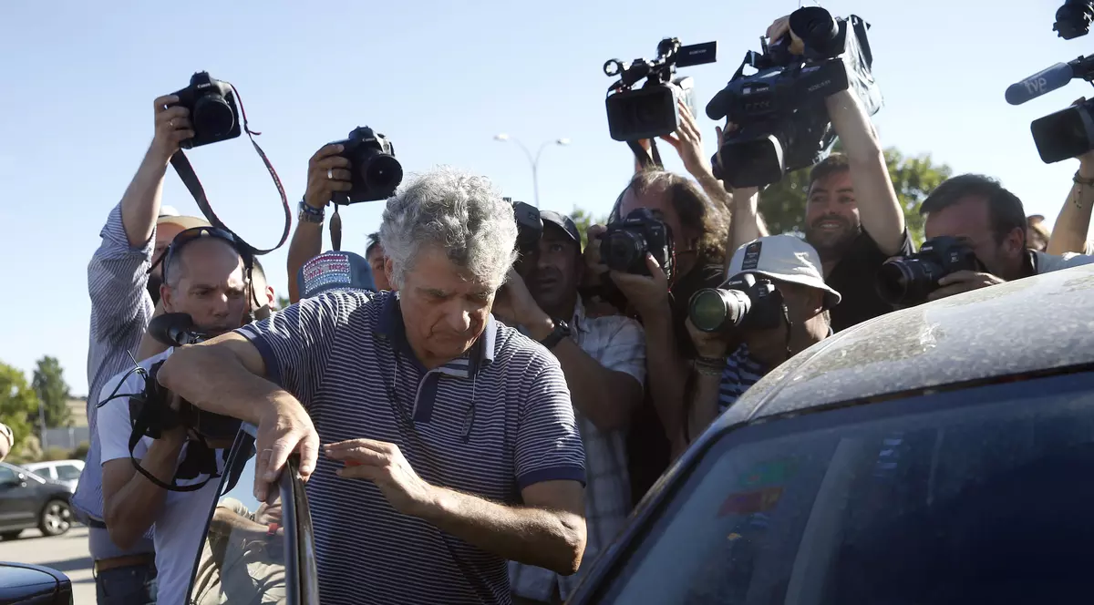 Angel Maria Villar, președintele suspendat al Federației spaniole de fotbal, a fost așteptat de o armată de fotoreporteri și cameramani la ieșirea din penitenciar