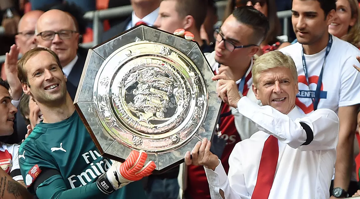 Petr Cech (stânga) și Arsene Wenger, portarul și managerul lui Arsenal, cu trofeul acordat câștigătoarei Supercupei Angliei. (FOTO: EPA)