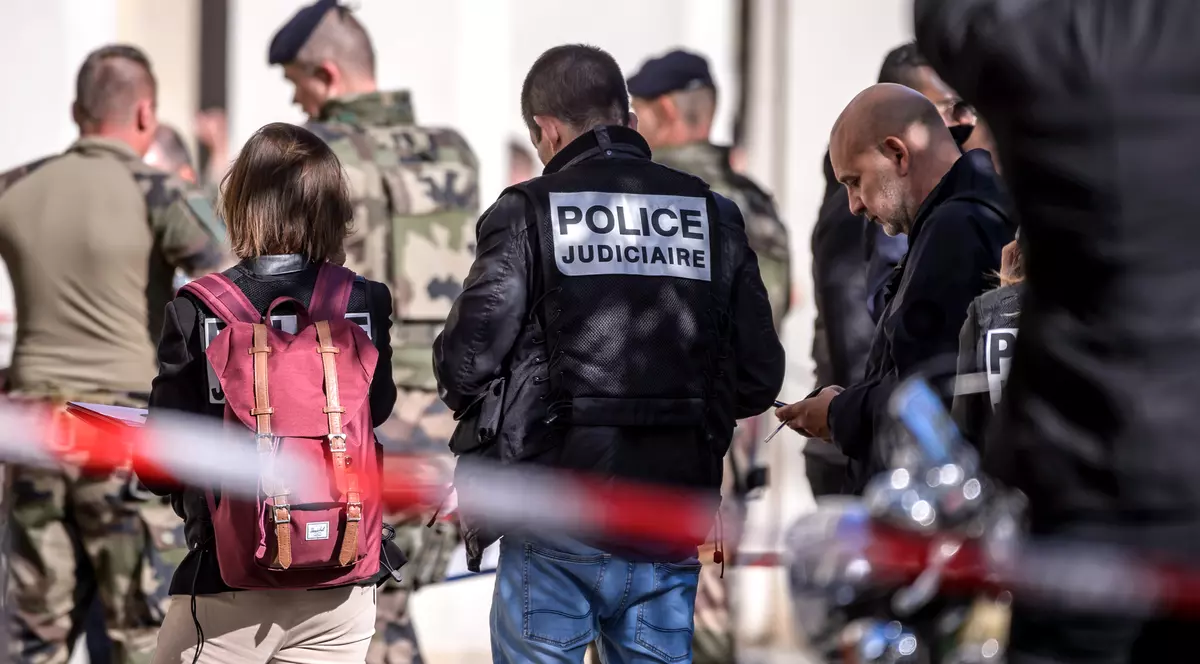 FOTO | Alertă de securitate în Paris, unde un șofer a intrat cu mașina în mai mulți militari. Un suspect a fost reținut