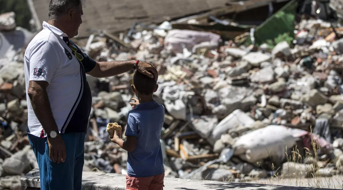 Un an de la cutremurul devastator din Amatrice | Oamenii au marcat tragedia, în timp ce acuză autoritățile că au uitat de ei