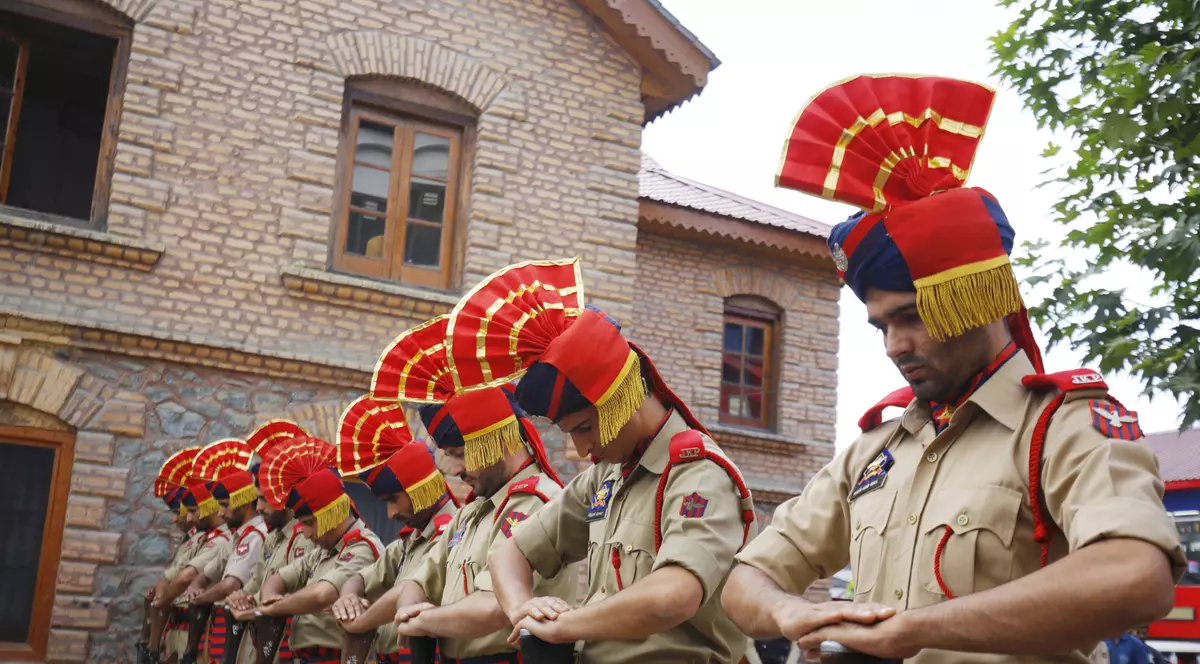 Un polițist din India a fugit peste un kilometru cu un proiectil neexplodat în brațe pentru a-l îndepărta de o școală