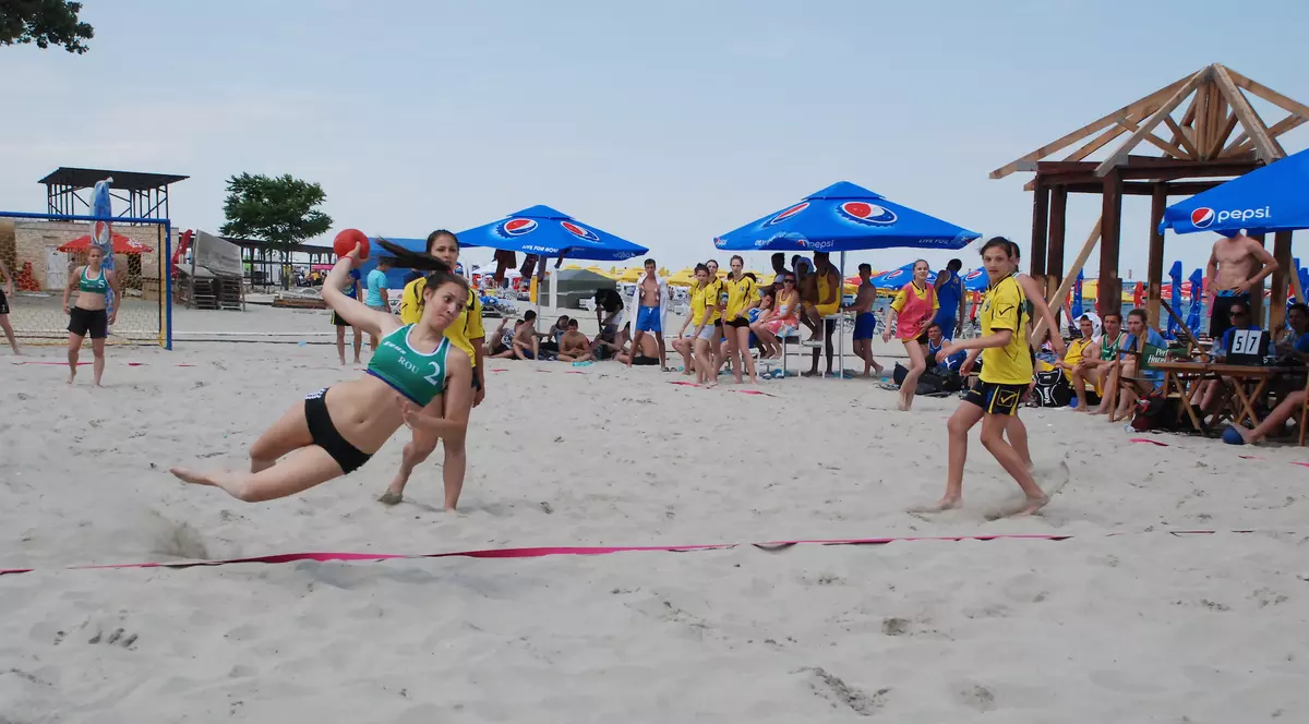 Primul campionat național de handbal pe plajă / GALERIE FOTO