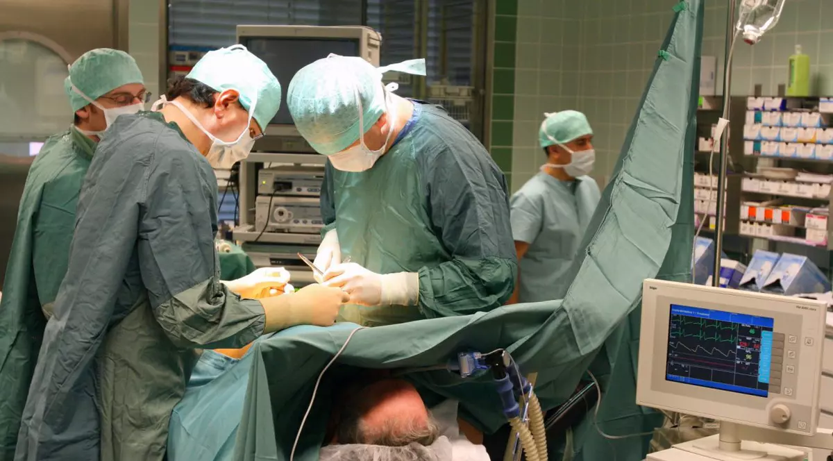 Tânăr mort din cauza indiferenței! Psihologia nepăsării și a complexelor de superioritate ale personalului medical din România