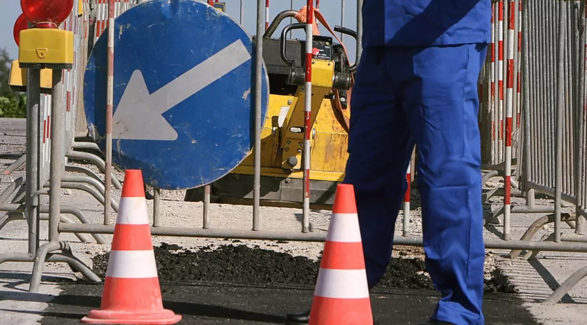 Bordurile din beton, acoperite cu folii din plastic și fibră de sticlă, în Sectorul 4