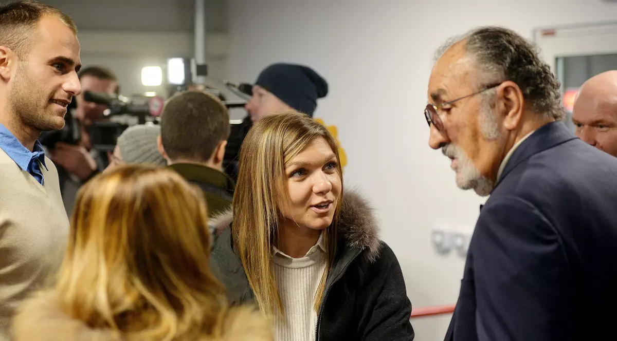 Omul de afaceri Ion Tiriac (D) discuta cu Simona Halep (C), miercuri 7 Decembrie 2016, inaintea ceremoniei de inaugurare a noului patinoar olimpic, aflat in orasul Otopeni, judetul Ilfov. Arena sportiva are o suprafata totala de 4.863 de metri patrati, o capacitate de 500 de locuri si 70 de locuri de parcare, investitia ridicandu-se la 3,6 milioane de euro. ALEXANDRU DOBRE/MEDIAFAX FOTO