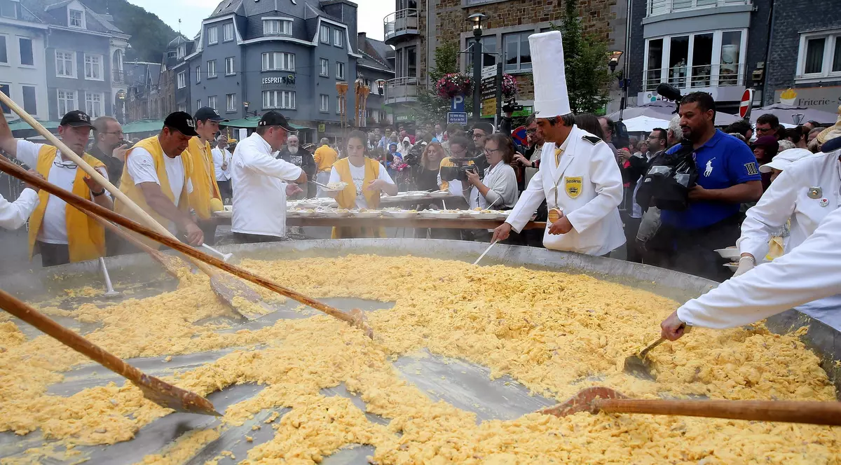 Belgienii sfidează scandalul ouălor contaminate. Au făcut o omletă uriașă pentru care au folosit 10.000 de ouă