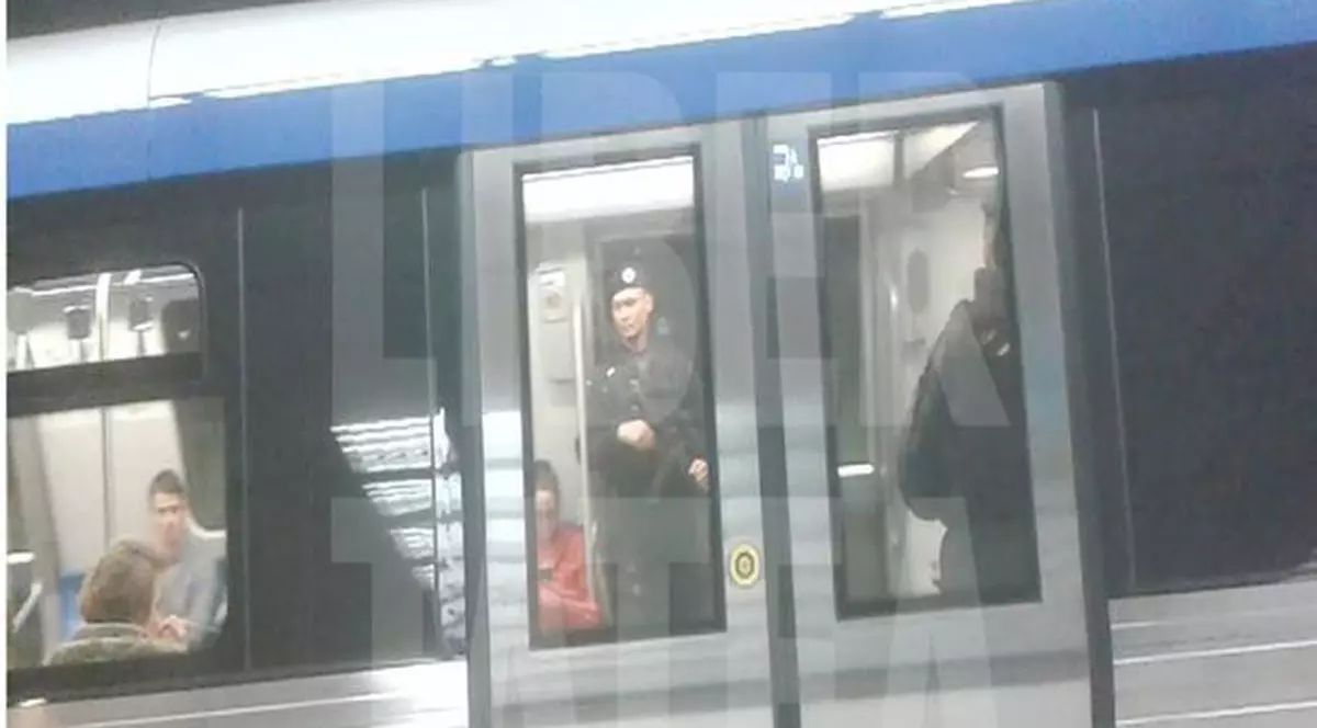 Jandarmi înarmați, în stația de metrou Unirii, din București | VIDEO