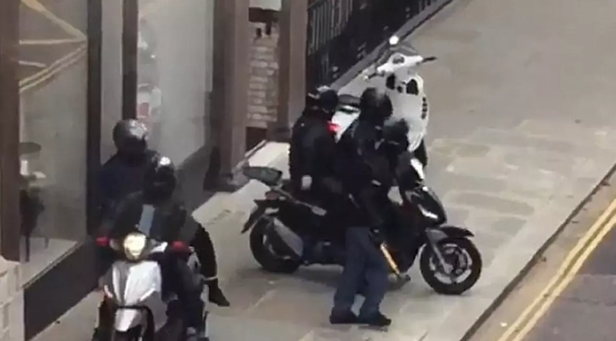 VIDEO | Jaf spectaculos la un magazin de bijuterii din centrul Londrei. Totul a durat doar 30 de secunde