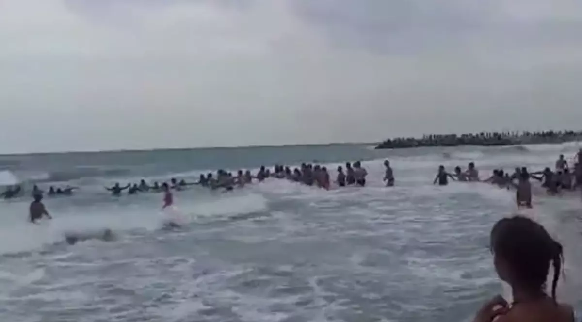 VIDEO/ Lanț uman la Eforie Nord, pentru salvarea a două surori de la înec. Declarațiile salvamarului care a intervenit