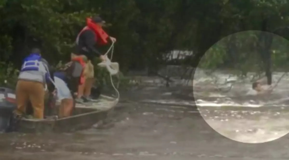 VIDEO - Urmările uraganului Harvey | Mai mulți bărbați au stat ore întregi prinși de un copac, după ce au fost înconjurați de ape
