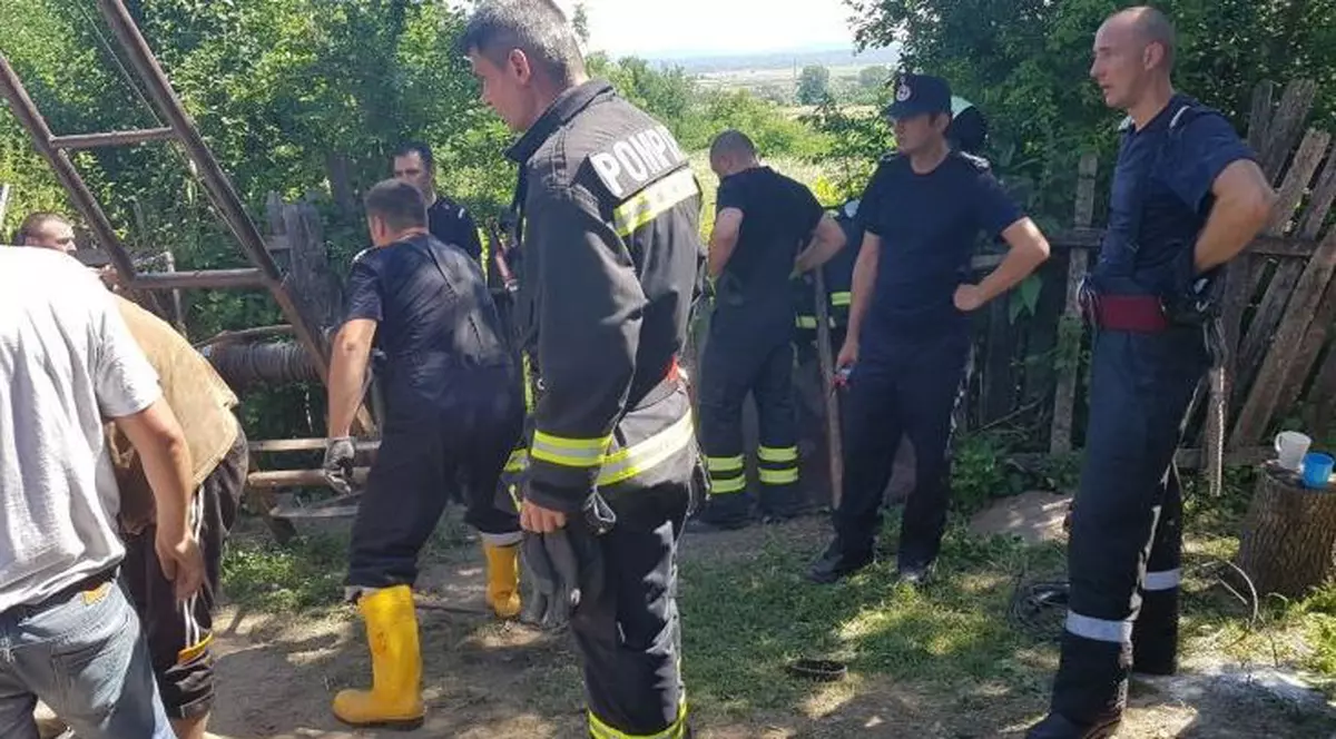 Doi muncitori din Vâlcea au fost prinși sub un mal de pământ. Unul din ei a fost scos mort