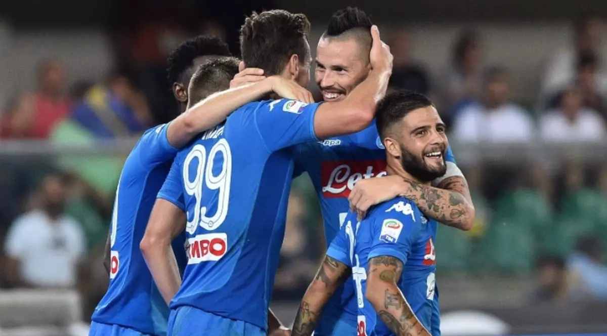 Biletul zilei din fotbal 28 ianuarie 2018. Biletul zilei din fotbal vine azi din Italia, acolo unde în Serie A se desfășoară etapa cu numărul 22. Meciurile alese de noi sunt Napoli vs Bologna și Fiorentina vs Hellas Verona, ambele având startul la ora 16:00.