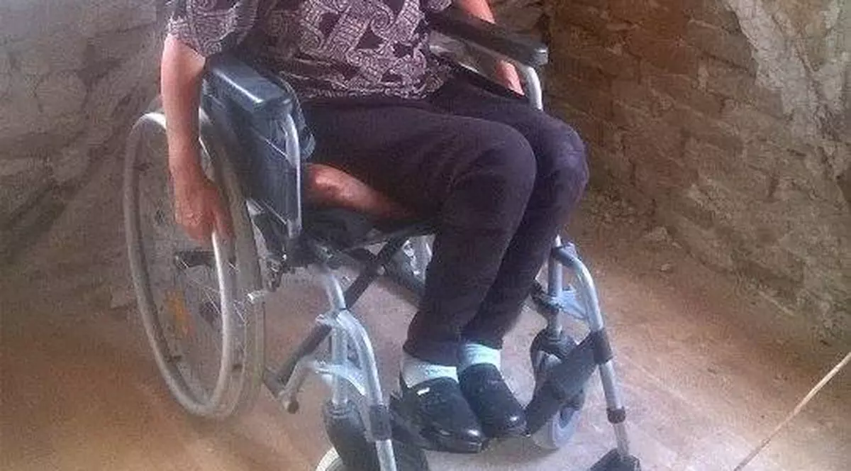 EXCLUSIV/ Când cerșetoria devine... escrocherie. O bătrâna în căruț cu rotile cere bani de lemne, dar are sume mari ascunse în conturi