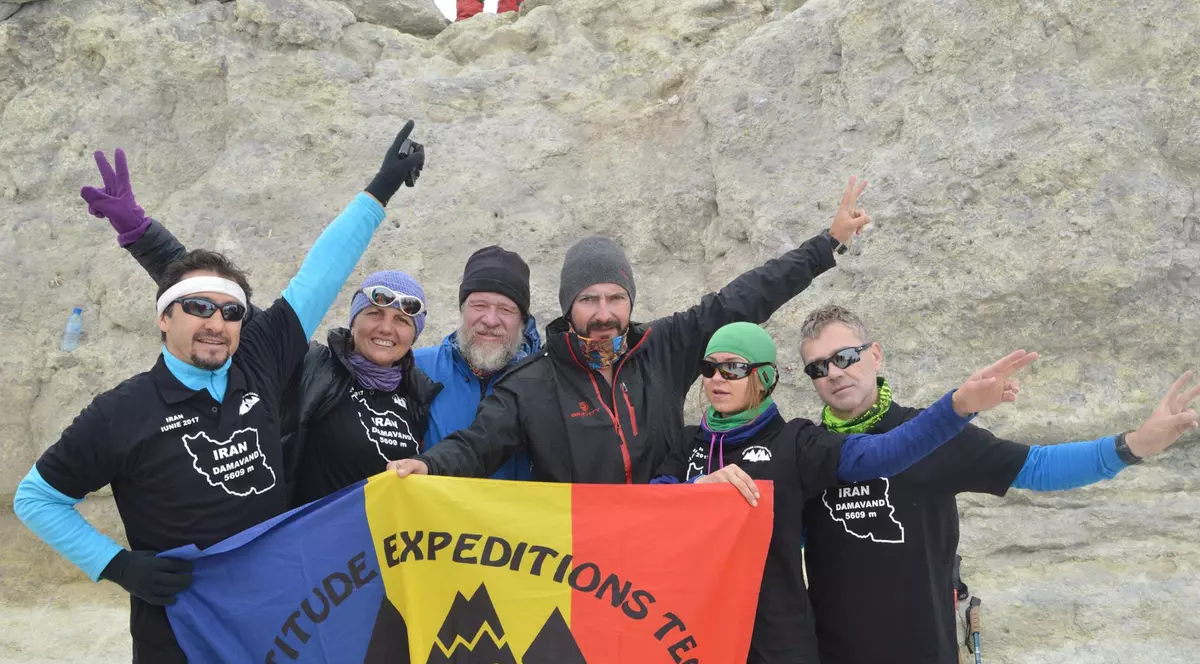 Doi copii alpiniști morți, nici un vinovat La patru luni de la avalanșa ucigașă care i-a ucis fata în Retezat, Ovidiu Popescu e din nou pe munte, iar investigatorii încearcă să rezolve cazul