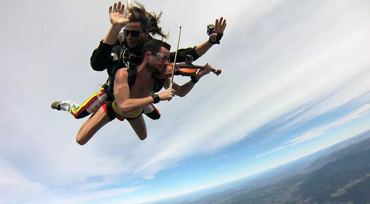 FOTO, VIDEO| Un bărbat a sărit gol cu parașuta cântând la vioară