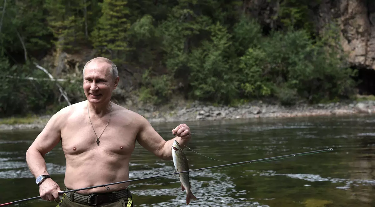 Vladimir Putin a pescuit la bustul gol într-un lac siberian