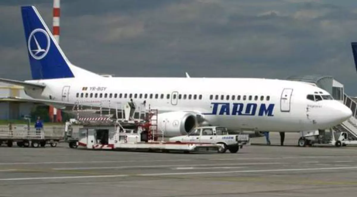 Pierderi de cinci ani mai mari la Tarom decât estima inițial compania. Avion Tarom pe pistă