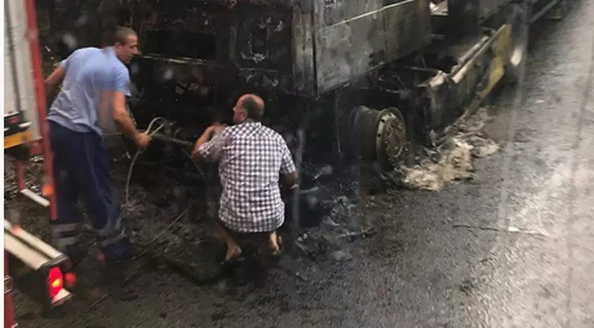 TIR în flăcări pe DN7, între Argeş şi Vâlcea. Pompierii au intervenit imediat