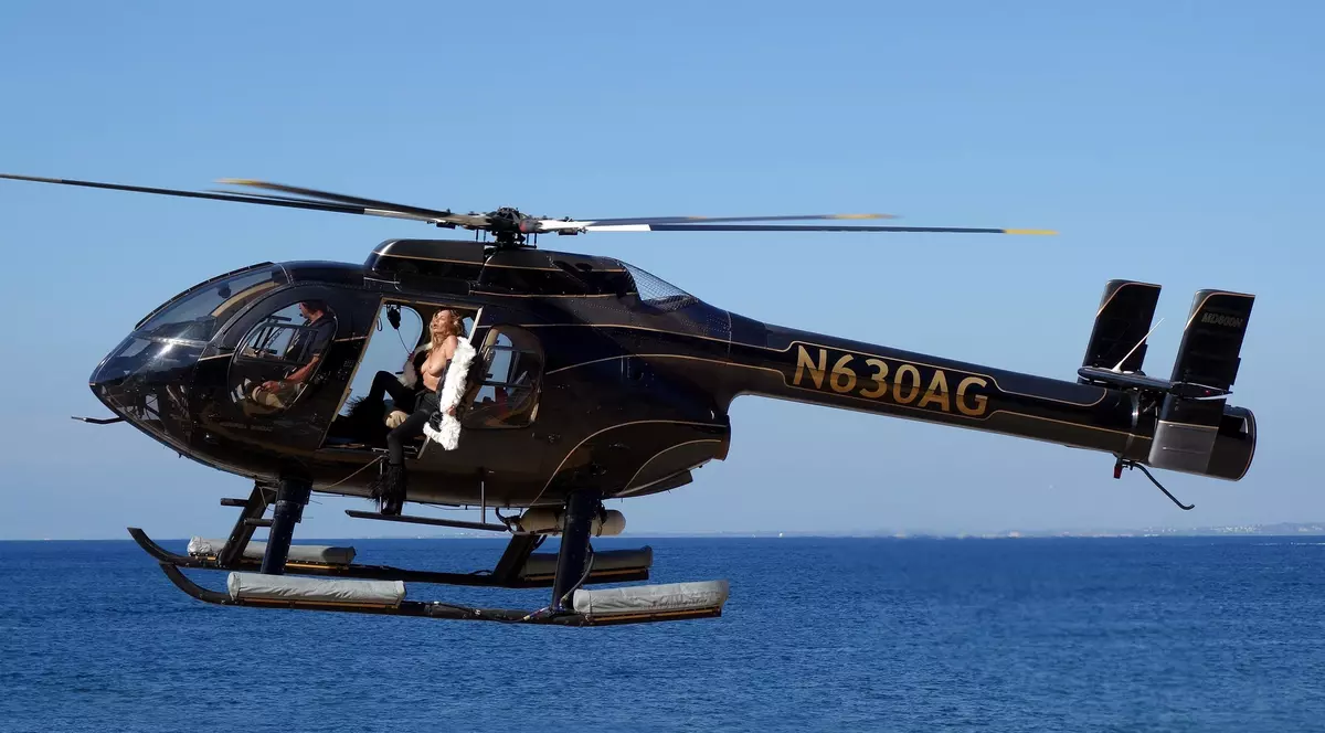 Kate Moss, ședință foto incendiară. A pozat topless, la bordul unui elicopter | Galerie foto