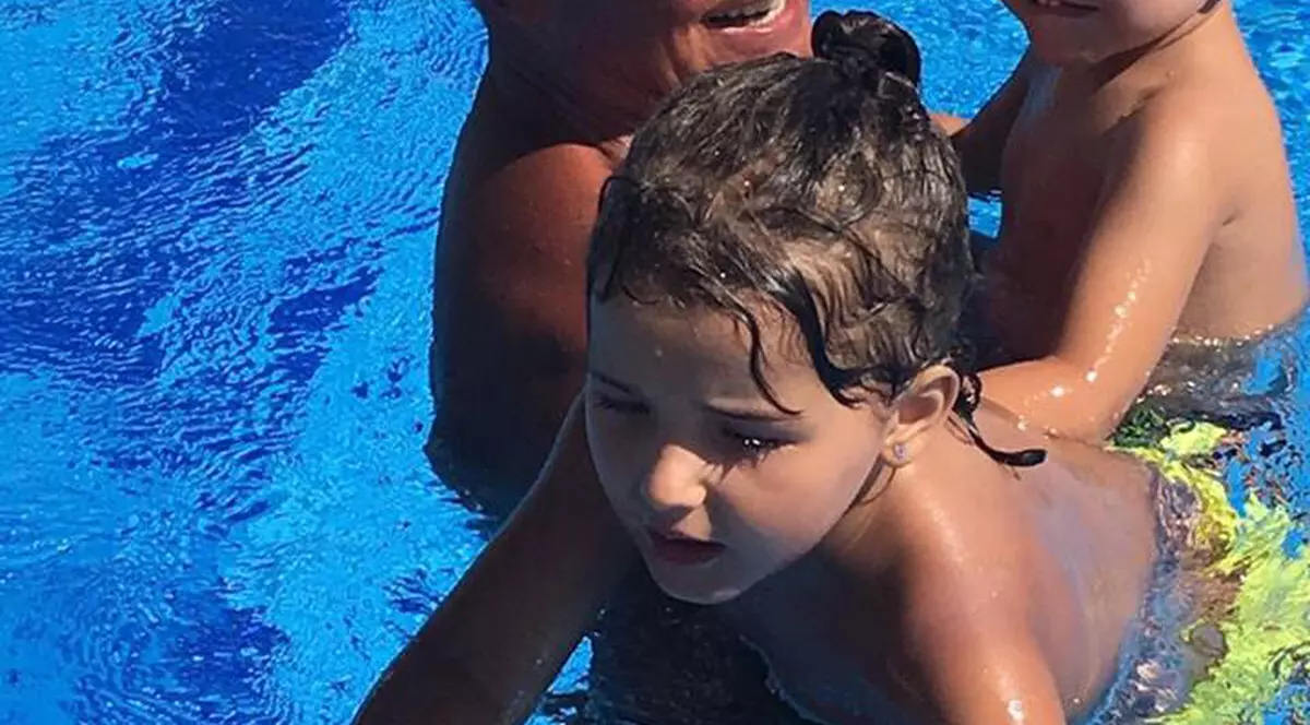 Traian Băsescu, la piscină cu nepoții. Mămicile s-au scandalizat: ”Copiii neprotejați, dânsul da!”