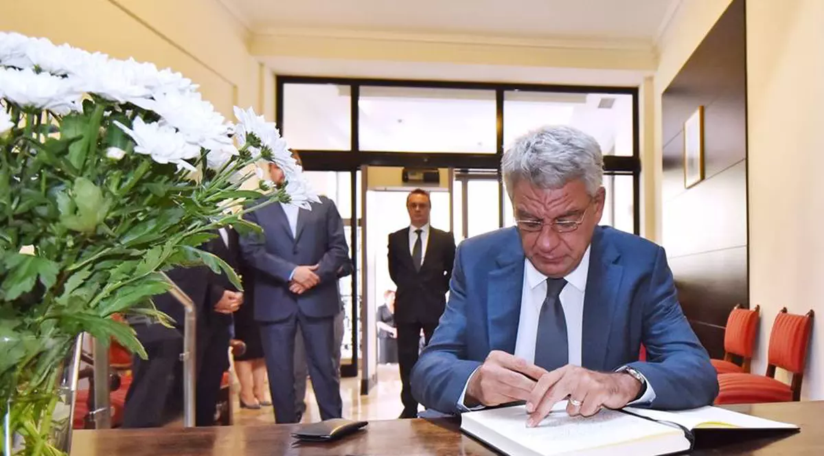 UPDATE. Premierul Tudose a semnat în cartea de condoleanţe de la Ambasada Spaniei: Un român rănit este încă internat la Barcelona