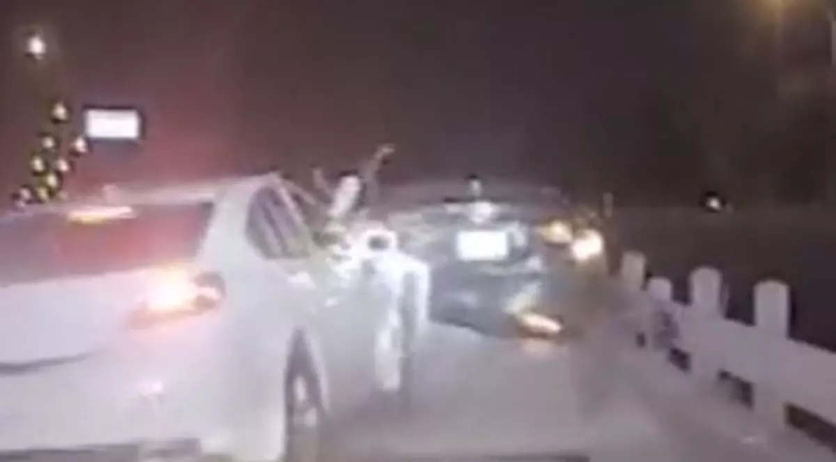 VIDEO | Momentul șocant în care un polițist este lovit în plin de un șofer. A scăpat ca prin minune fără răni grave