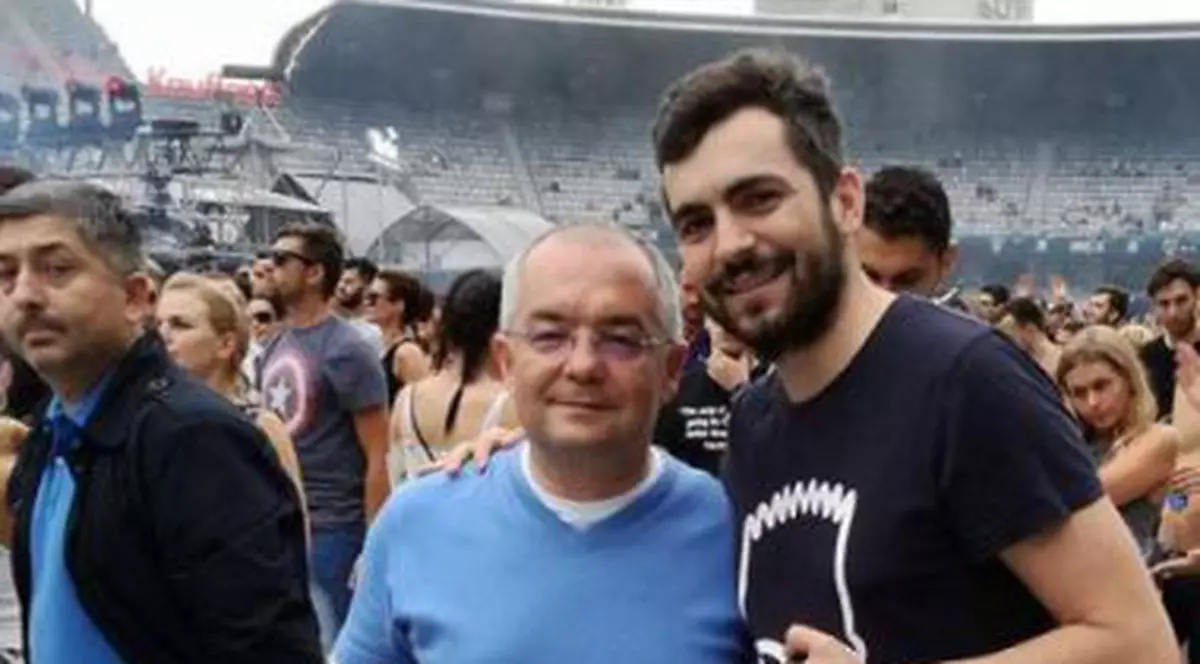 Un tânăr care s-a fotografiat cu Emil Boc la Untold, bătut cu pumnii și picioarele la festival. Agresorii, identificați