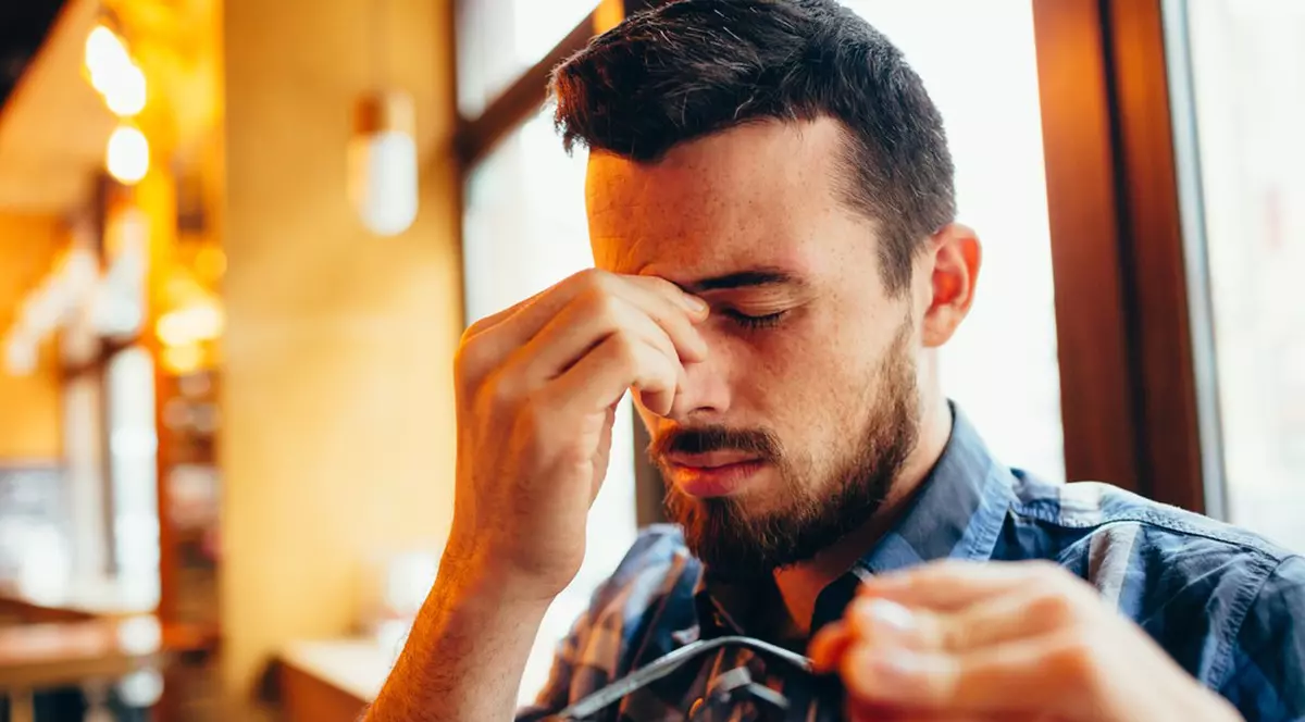 3 greșeli pe care sigur le faci și care îți distrug vederea. Le recunoști?