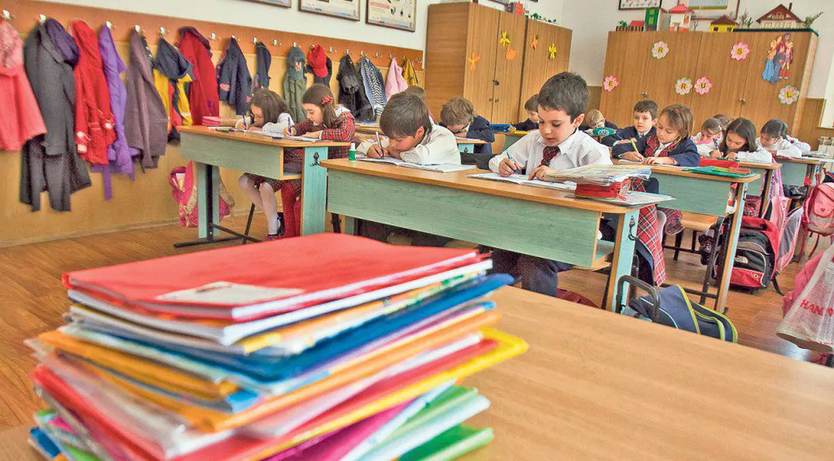 Cum prevenim absenteismul de la ore și abandonul școlar? Psihologul ne explică importanța programelor de educare a părinților