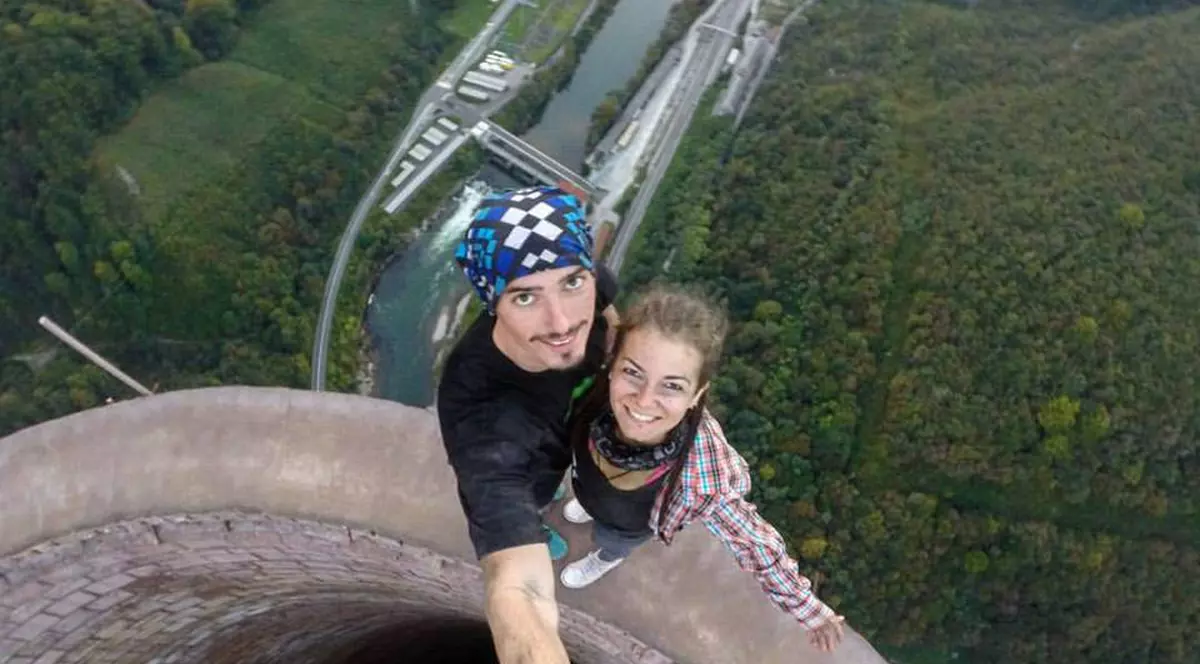 EXCLUSIV/ ”Balaurul” Cernescu, traversare spectaculoasă pe franghie între Pietrele Doamnei din Rarău. ”Dacă te prinde vreun fulger, zbori”