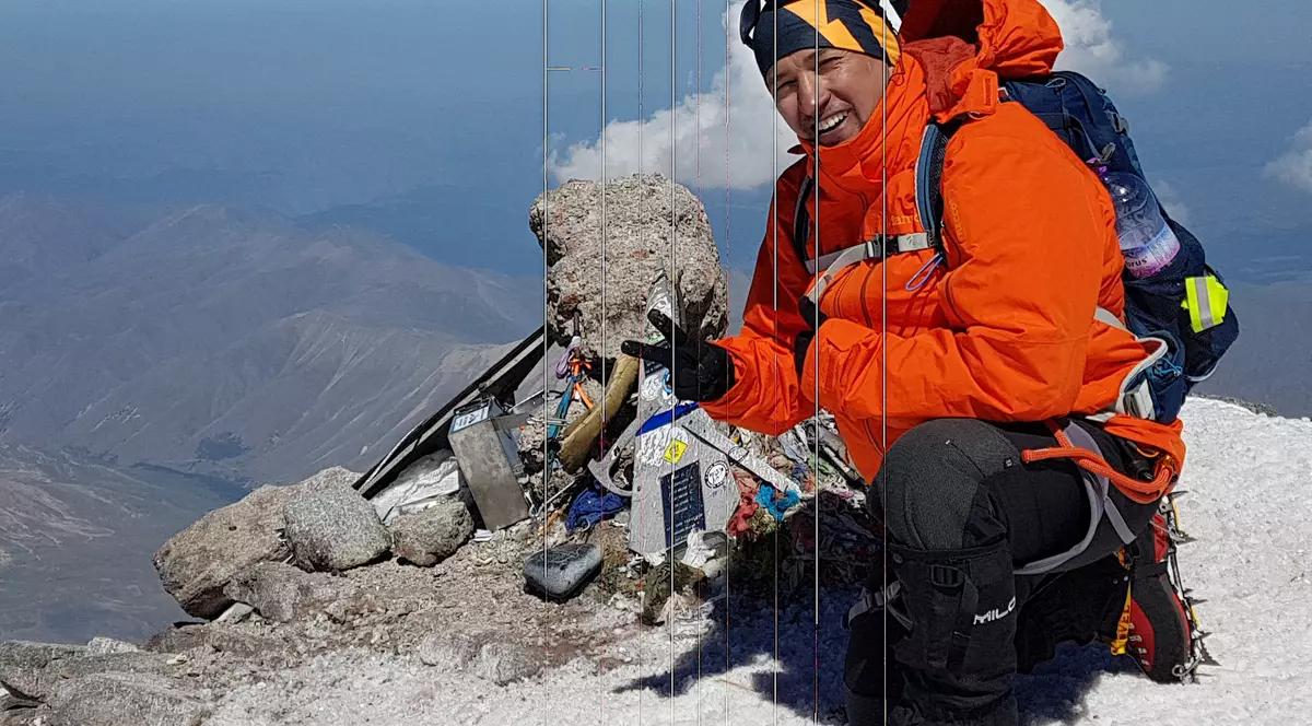 Jandarmul care a fost, dincolo de nori, pe acoperișul Europei Lt.col. Simon Bâlbâie a cucerit vârfurile Mont Blanc și Elbrus în expediții dure, pregătite timp de mai bine de un an