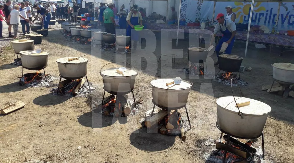 Sărbătoarea borșului de pește, la Jurilovca. Se gătesc 15 tone de ciorbă din 5 tone de pește / GALERIE FOTO