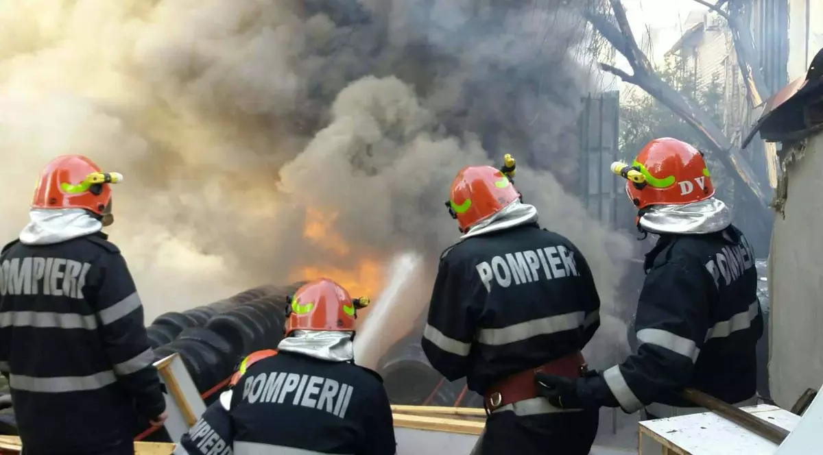 UPDATE | Incendiu la un azil bătrâni din București. Clădirea nu avea autorizație de securitate la incendiu. Se fac cercetări privind activitatea centrului (FOTO&VIDEO)