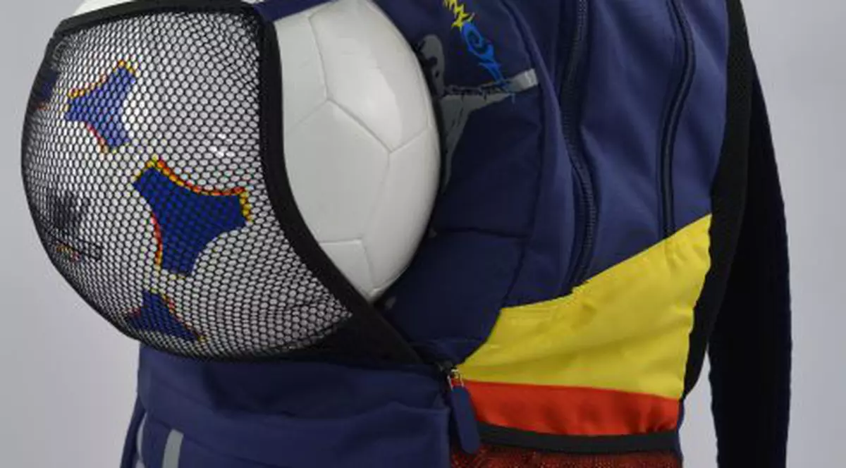 Federațiile de fotbal, rugby și baschet fac bani din rechizitele școlare pentru elevii pasionați de sport