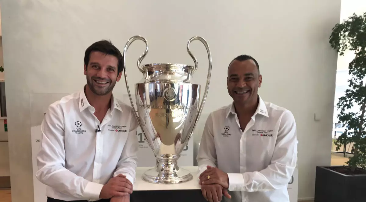 Cristi Chivu este ambasador Champions League. Fostul căpitan al naționalei României, stânga, zâmbește lângă trofeu alături de brazilianul Cafu, dreapta