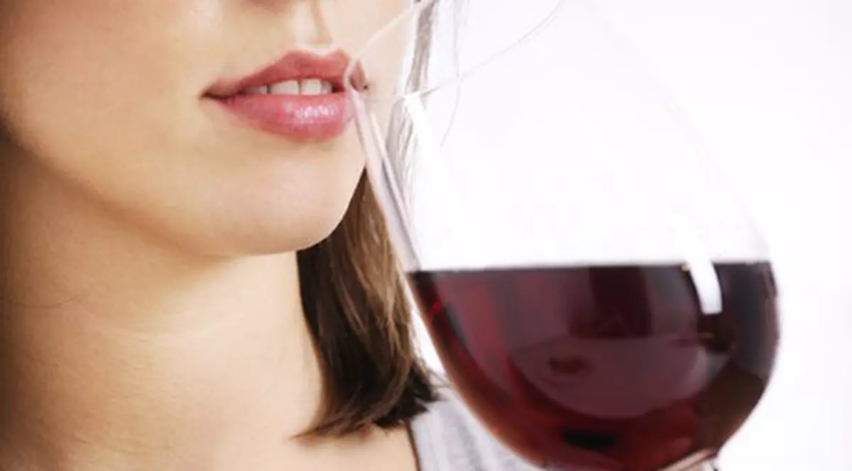 Dacă te înroșești la față când bei alcool, oprește-te chiar acum!