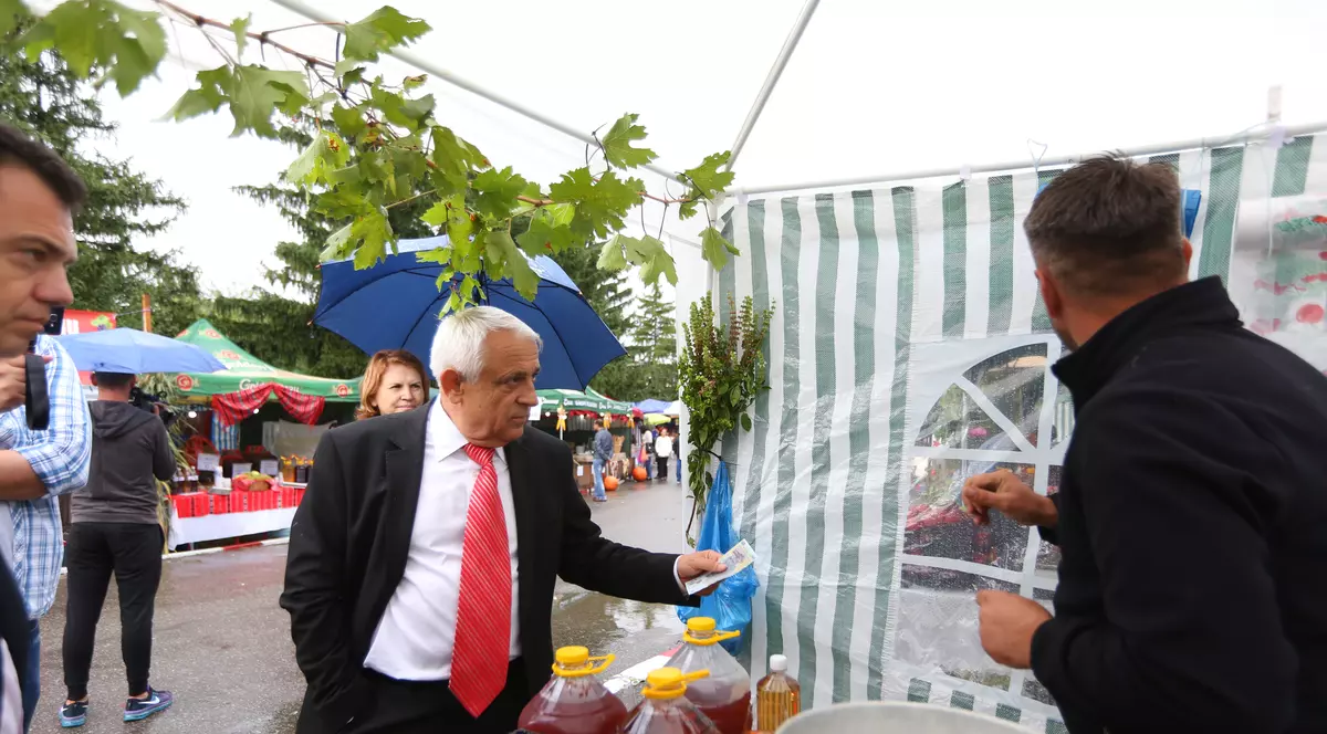 Petre Daea, la un târg din Buzău