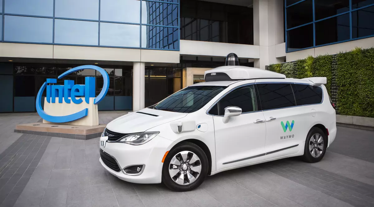Intel colaborează cu Waymo, divizia de mașini autonome a Google, pentru dezvoltarea senzorilor și calculatoarelor necesare mașinilor care se conduc singure. Mașină Chrysler Pacifica folosită de Waymo , parcată în fața unui logo Intel